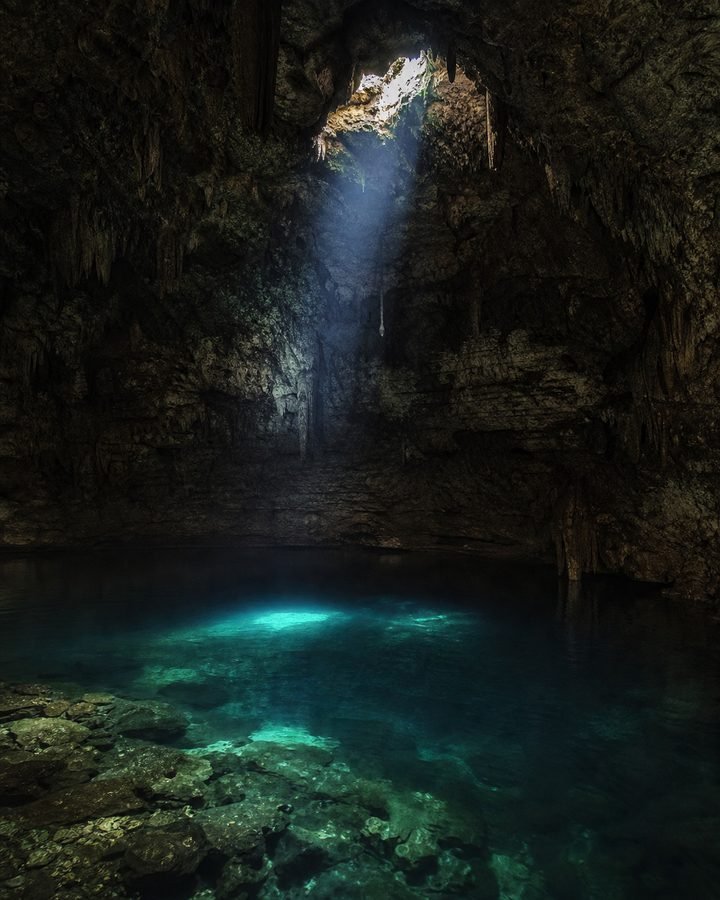 Ambiente conceptual de cenote subterraneo